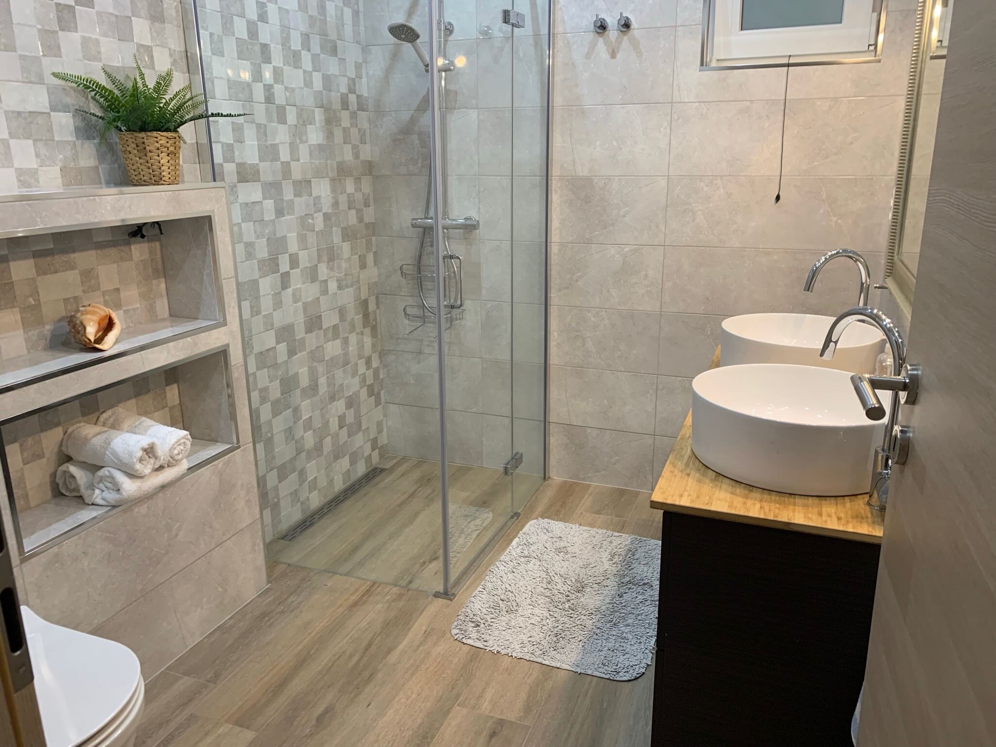 Sunce 2 full bathroom