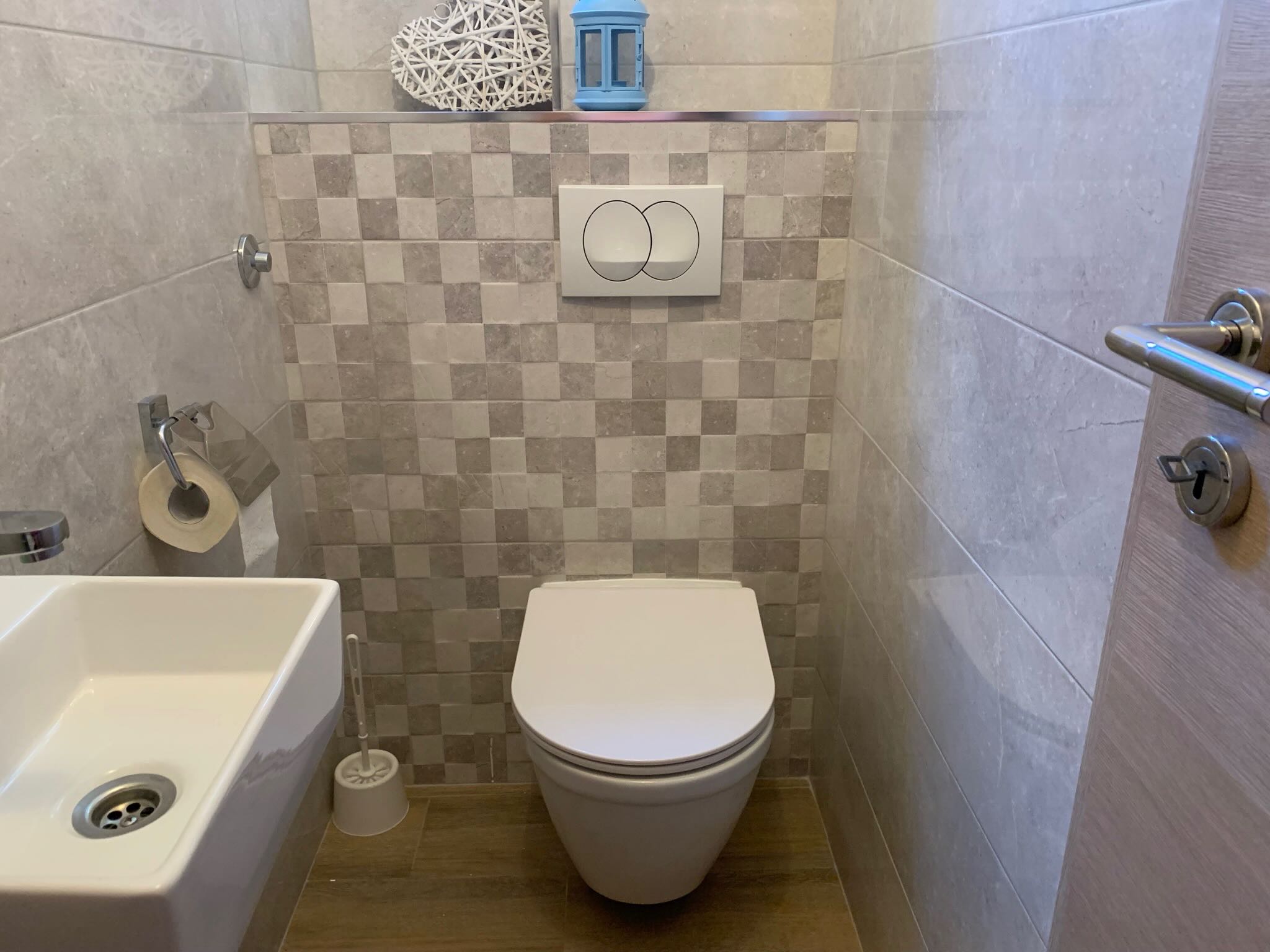 Sunce 2 half bathroom