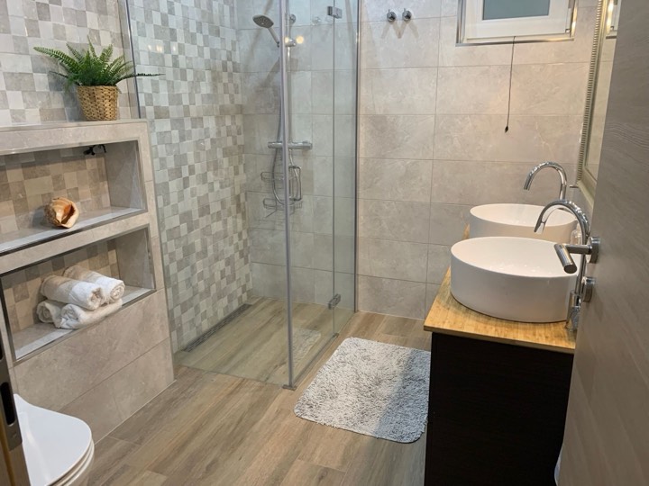 Full bathroom in the two-bedroom apartment